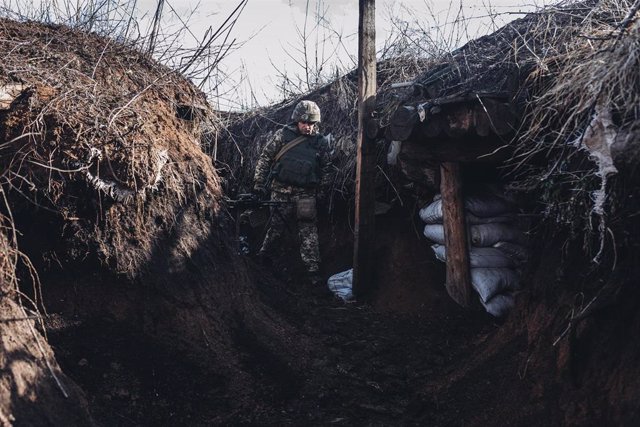 Un soldadoel ejército ucraniano,camina por una trinchera en el frente de combate