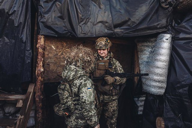 Dos soldados del Ejército ucraniano, en Avdiivka, Donetsk (Ucrania)