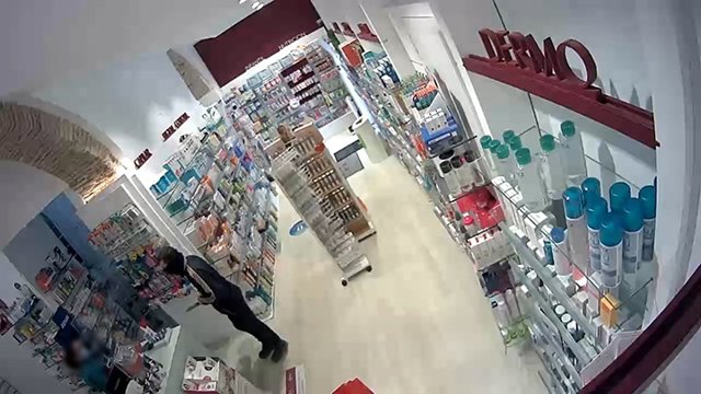 Momento del atraco a la farmacia en Medina grabado por la cámara de seguridad.
