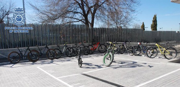 Archivo - Detenidos en Madrid tres hombres que habían robado varias bicis de alta gama con una alunizaje en Algeciras