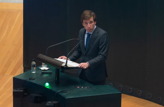 El alcalde de Madrid, José Luis Martínez-Almeida, interviene en una sesión ordinaria del pleno municipal, en el Palacio de Cibeles, a 22 de febrero de 2022