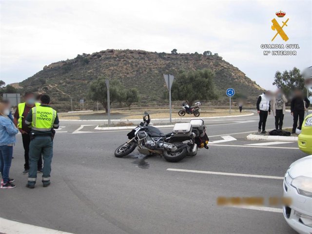 La Guardia Civil atiende al lugar del accidente entre un turismo y una moto.