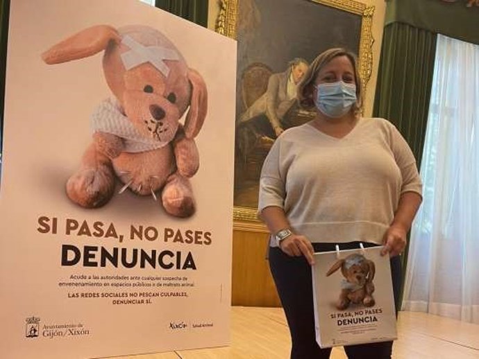 La concejala de Salud Animal, Carmen Saras, durante la presentación de  la campaña 'Si pasa, no pases' (Archivo)