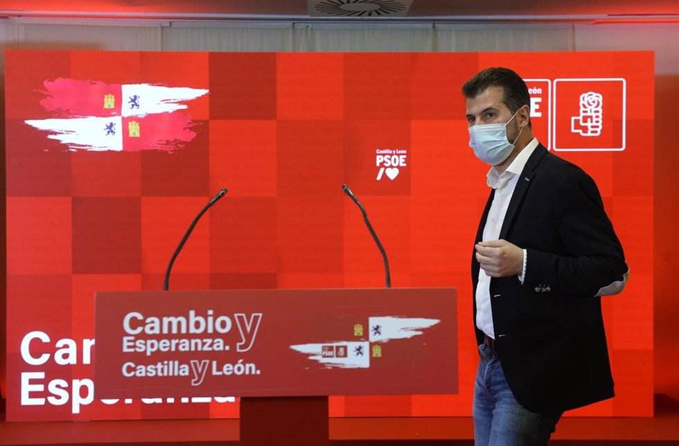 El candidato del PSOE a la Presidencia de la Junta, Luis Tudanca, a su llegada para valorar los resultados obtenidos por su formación en los comicios para Castilla y León,  a 13 de febrero de 2022, en Valladolid, Castilla y León (España).