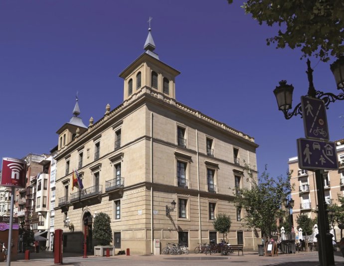 Archivo - Palacio de los Chapiteles en Logroño, sede del IER