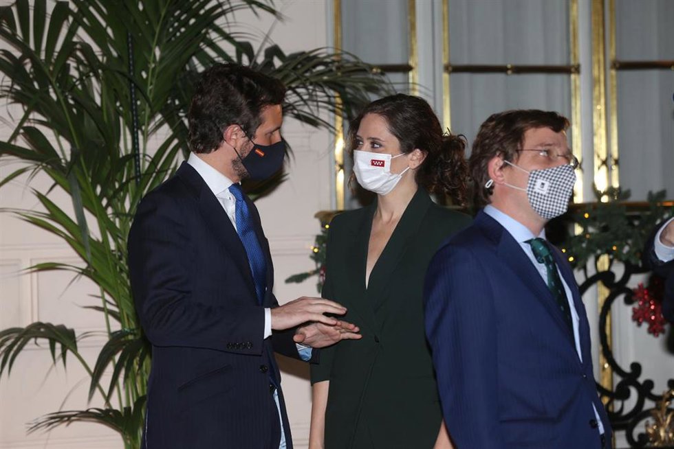 Archivo - El presidente del PP, Pablo Casado; la presidenta de la Comunidad de Madrid, Isabel Díaz Ayuso, y el alcalde de Madrid y portavoz nacional del PP, José Luis Martínez-Almeida, en la presentación del libro del expresidente del Gobierno Mariano R