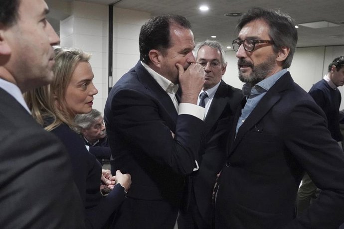 Archivo - El presidente del PP de Álava, Iñaki Oyarzabal, junto al presidente de los los populares vascos, Carlos Iturgaiz