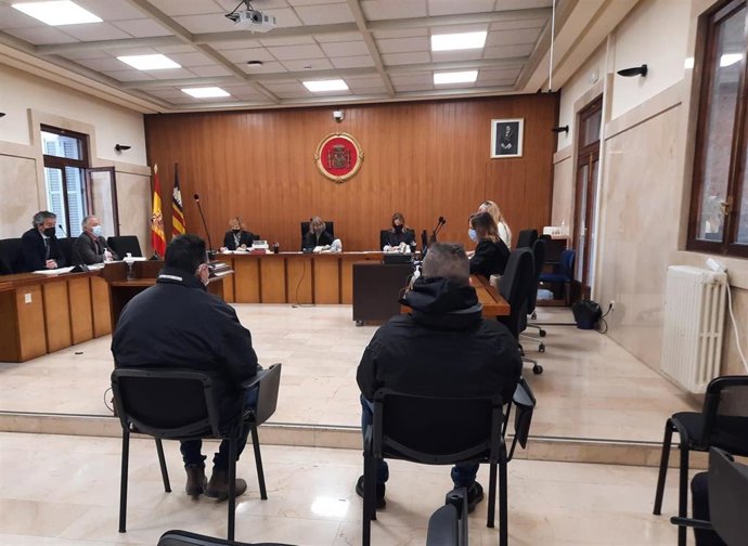 Los dos condenados durante el juicio.