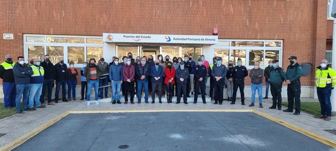 Minuto de silencio en el Puerto de Almería por el naufragio del 'Villa de Pitanxo'.