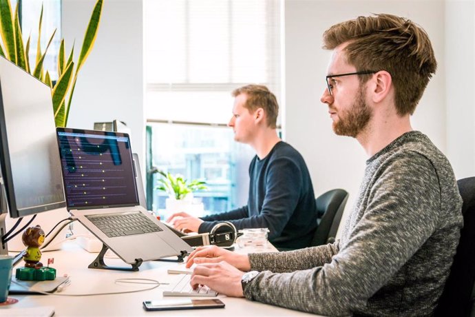 Dos personas trabajando en una oficina