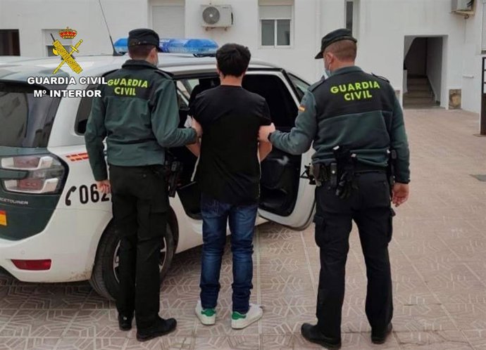 Dos guardias civiles junto al detenido