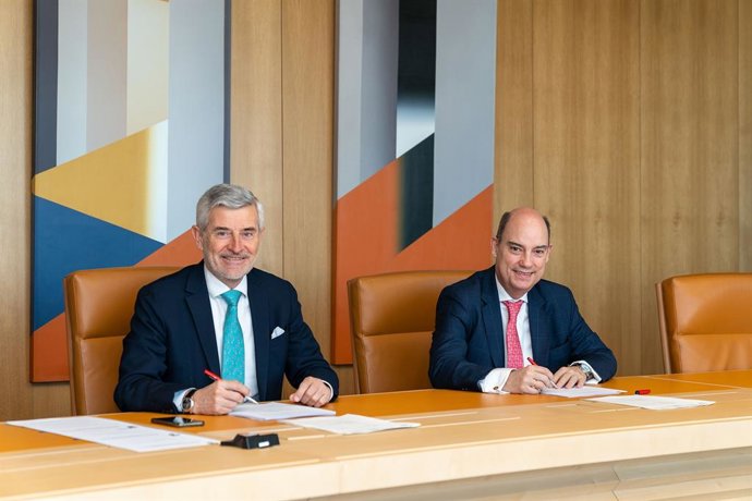El director general de Banca Comercial de Santander España, Ángel Rivera, y el vicepresidente de Mapfre y consejero delegado de la compañía en Iberia, José Manuel Inchausti.