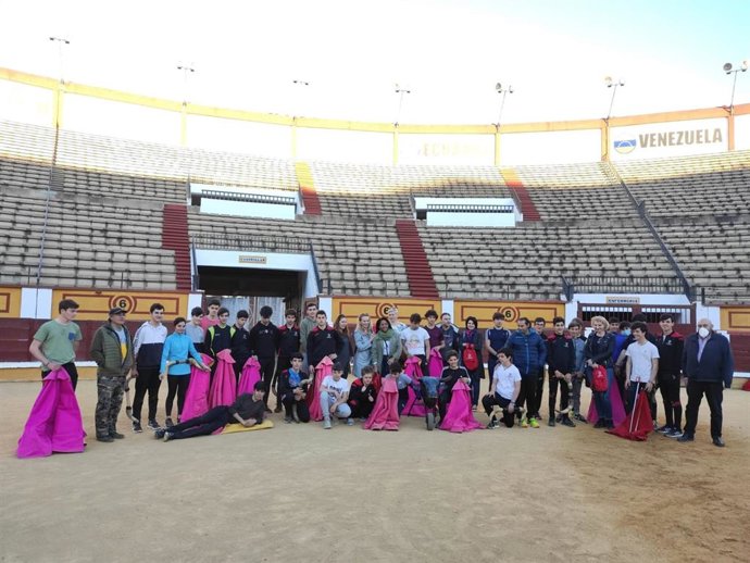 La Escuela Taurina de la Diputación de Badajoz recibe la visita de un grupo de profesores polacos