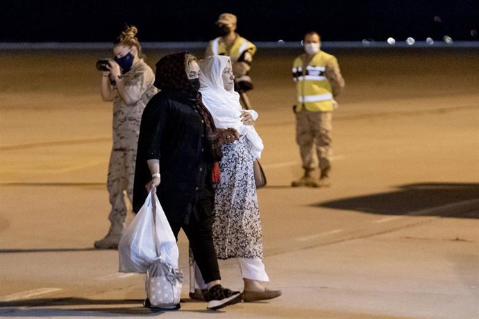 Archivo - Dos mujeres afganas llegan a la Base Aérea de Torrejón de Ardoz en el primer vuelo con refugiados afganos procedente de Islamabad a 11 de octubre de 2021