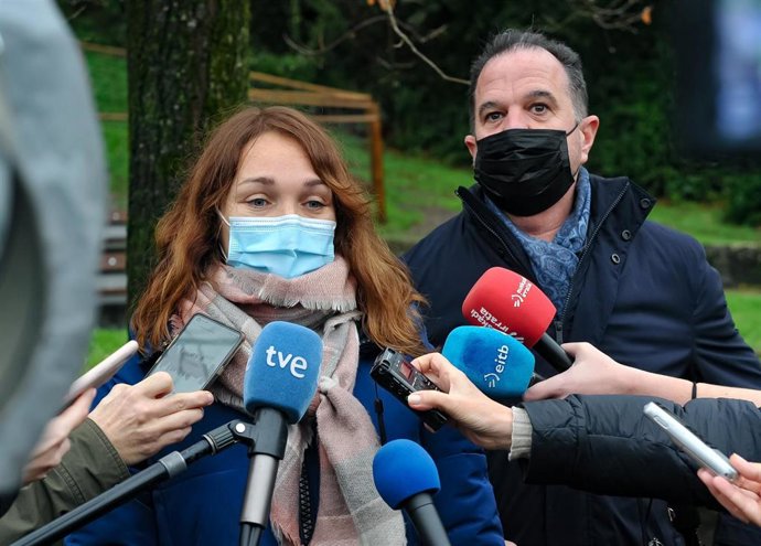 Archivo - La presidenta del PP de Guipúzcoa, Muriel Larrea, ofrece declaraciones a los medios en un acto en el que estuvo también presente el presidente del PP vasco, Carlos Iturgaiz