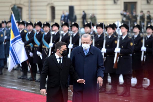 Volodimir Zelenski, presidente de Ucrania, recibe en Kiev a su homólogo turco, Recep Tayyip Erdogan