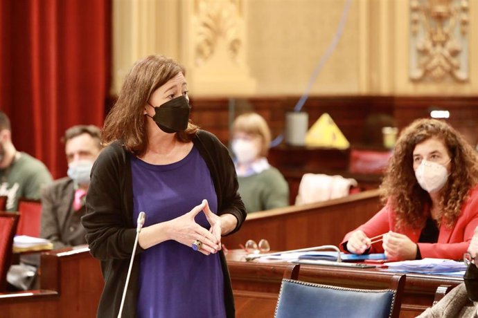 La presidenta del Govern, Francina Armengol, en el pleno del Parlament de este martes.