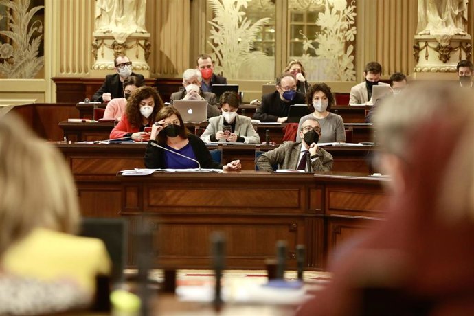 La presidenta del Govern, Francina Armengol, en el Parlament junto al vicepresidente, Juan Pedro Yllanes, durante un pleno.