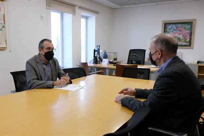 El vicepresidente del Govern y conseller de Transición Energética, Sectores Productivos y Memoria Democrática, Juan Pedro Yllanes, durante su reunión con el rector de la UIB, Jaume Carot.