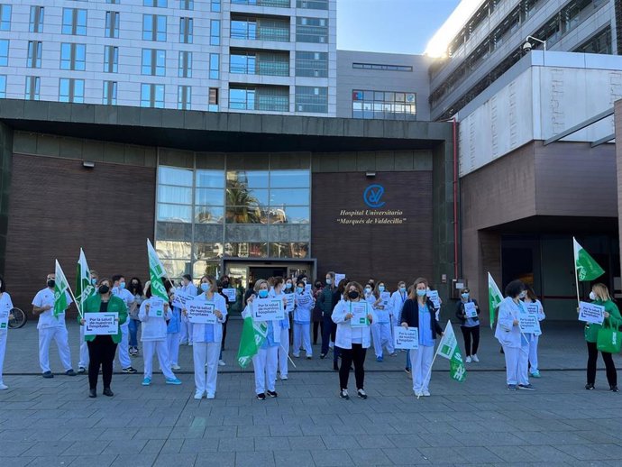 Concentración de enfermeros y fisioterapeutas ante el Hospital Valdecilla