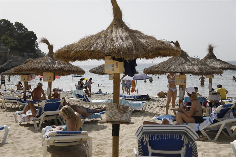 Archivo - Turistas en la playa de Cala Major.