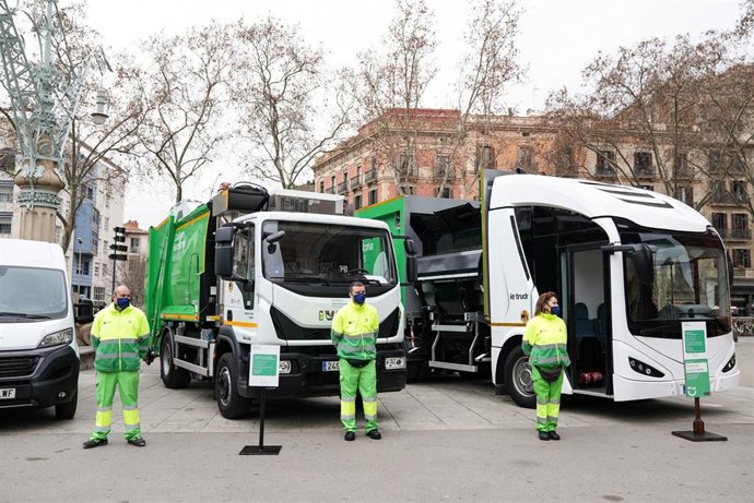 Trabajadores de limpieza y camiones de recogida de residuos en Barcelona