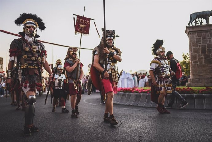 Archivo - Desfile de tropas en Emerita Ludica