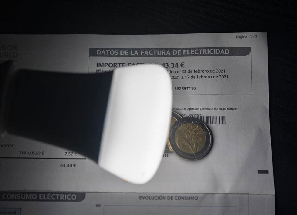 Archivo - Una lámpara refleja el importe de una factura de la luz, a 27 de diciembre de 2021, en Madrid, (España).