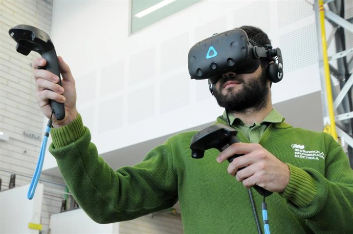 Archivo - Formación de empleados de Iberdrola.