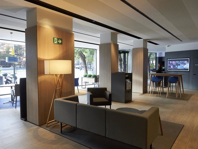 Archivo - Oficina Store de CaixaBank