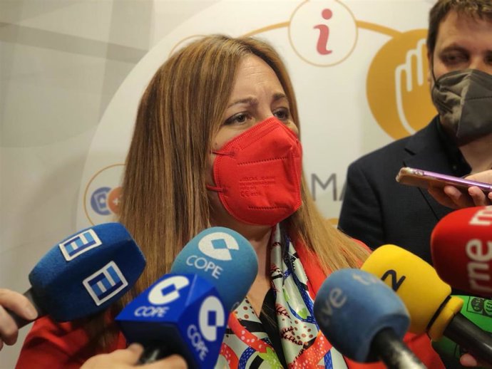 La consejera de Educación del Gobierno asturiano, Lydia Espina, atiende a los medios.