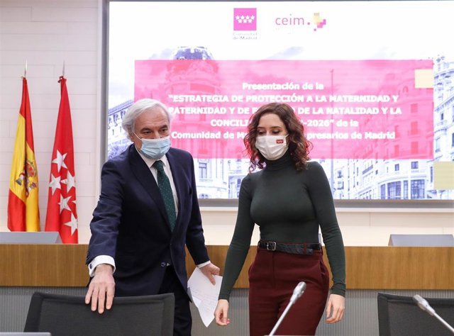 Miguel Garrido, presidente de CEIM, y la presidenta de la Comunidad de Madrid, Isabel Díaz Ayuso. Archivo.