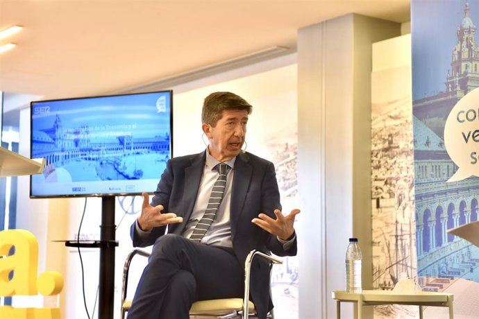 Juan Marín avanza que "la calidad del servicio" primará en la regulación de viviendas turísticas