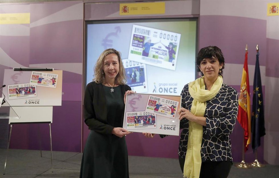 Patricia Sanz, vicepresidenta de Igualdad, Recursos Humanos y Cultura Institucional, e Inclusión Digital de la ONCE; entrega una reproducción de cupones conmemorativos a M Antonia Morillas, directora del Instituto de Mujeres del Ministerio de Igualdad