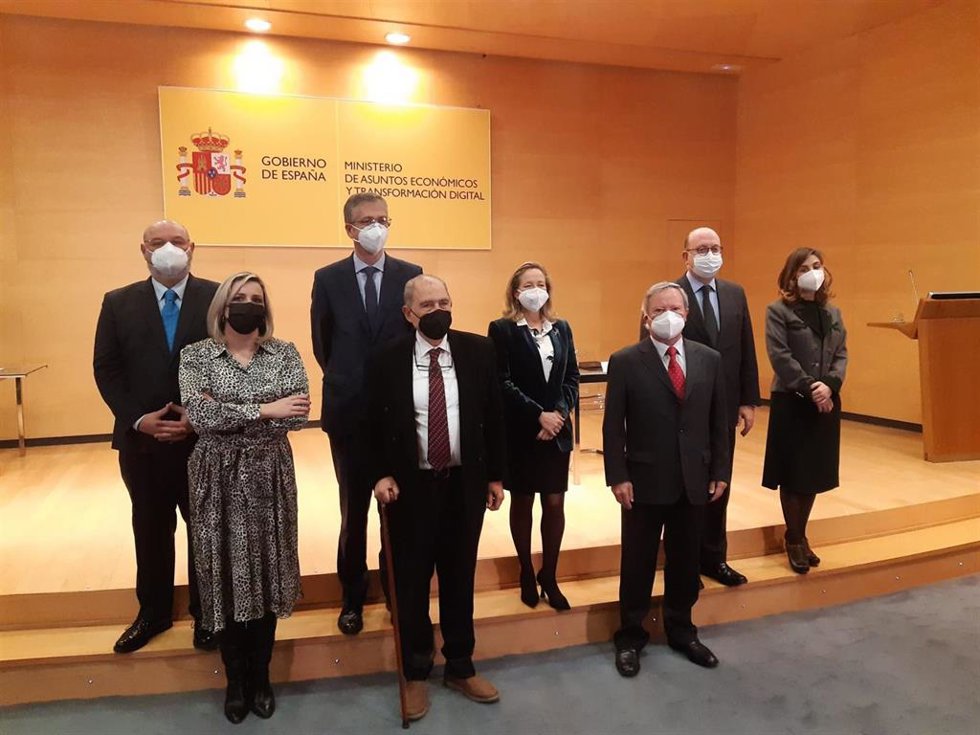 Reunión en el Ministerio de Asuntos Económicos y Transformación Digital para firmar el protocolo de la banca de medidas para mejorar la atención a las personas mayores, a 21 de febrero de 2022, en Madrid.