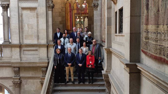 El primer tinent d'alcalde de Barcelona, Jaume Collboni, al costat de diferents representants d'entitats del sector comercial després de presentar l'acord per ampliar horaris a les zones turístiques.
