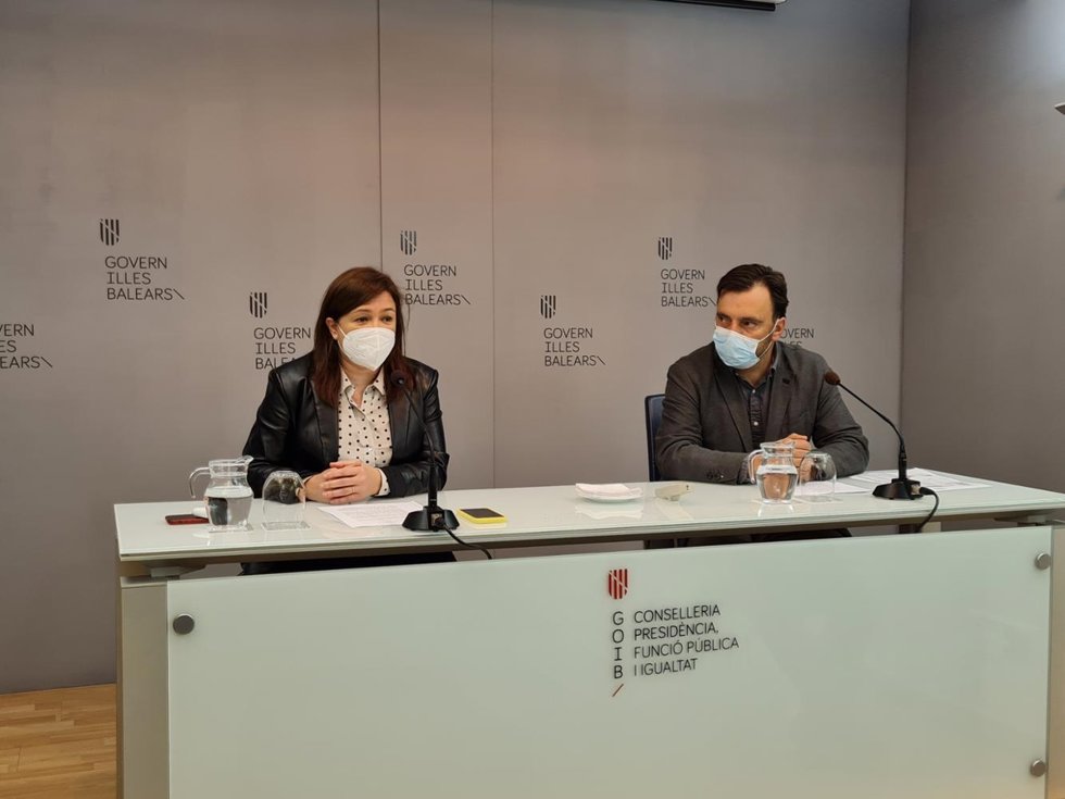 La consellera de Presidencia, Función Pública e Igualdad, Mercedes Garrido, y el director general de Relaciones Institucionales y Cooperación Local, Xesc Miralles, en rueda de prensa.