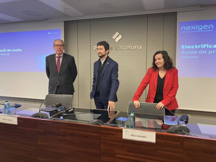 El director general del Port de Barcelona, José Alberto Carbonell; el president del Port de Barcelona, Dami Calvet, i la responsable de Transició Energtica, Ana Arévalo