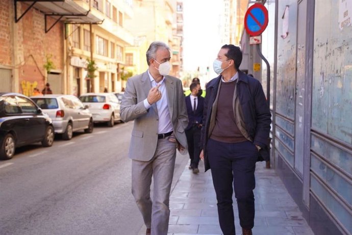 El vicepresidente segundo y conseller de Vivienda y Arquitectura Bioclimática, Héctor Illueca, (i) en una visita a Elda (Alicante)