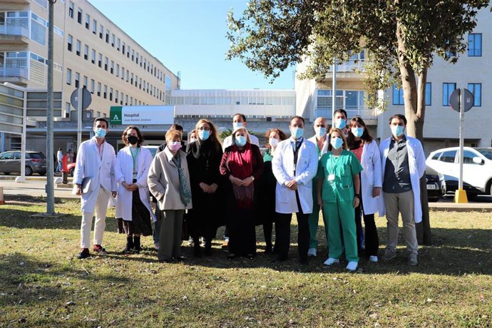 La delegada de Salud, Manuela Caro, y el director gerente del hospital, José Luis Bonilla, junto a los integrantes de la nueva Unidad y representantes de las asociaciones de pacientes contra el cáncer.