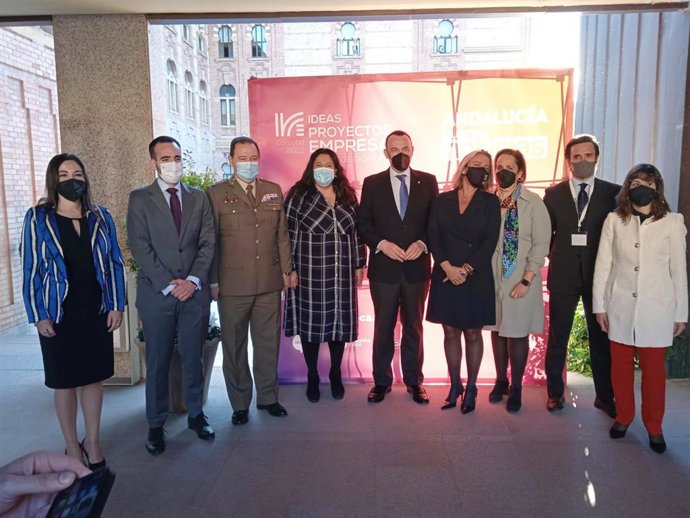 Dolores Amo (cuarta por la izda.), en la Jornada de Andalucía Buenas Noticias, titulada 'Ideas, proyectos, empresas que traccionan'.