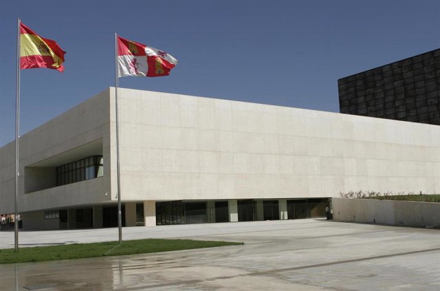 Archivo - Vista exterior de la sede de las Cortes de Castilla y León