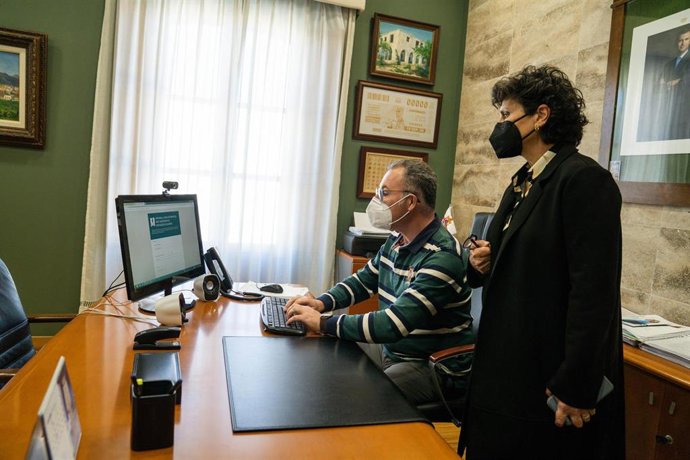 La diputada provincial Carmen Navarro junto al alcalde de Alhama de Almería, Cristóbal Rodríguez.