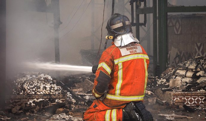 Un bombero actuando en un incendio.