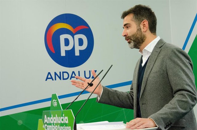 El portavoz del PP-A, Ramón Fernández-Pacheco, en rueda de prensa en la sede regional del partido (Foto de archivo).