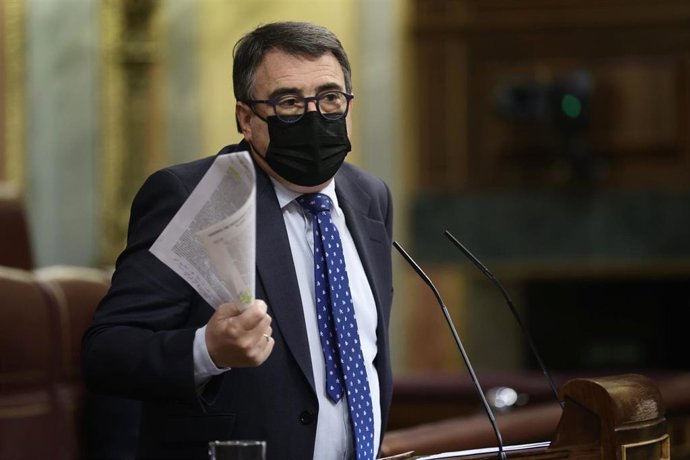 El portavoz del PNV en el Congreso de los Diputados, Aitor Esteban, interviene en una sesión plenaria en el Congreso de los Diputados, a 2 de febrero de 2022, en Madrid (España). En el pleno de hoy, se debaten, entre otros temas, si el Ministerio de Def
