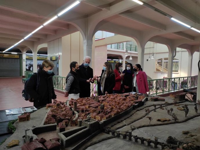 Visita a la plaza de Abastos de la Secretaria de Estado de Comercio, Xiana Méndez, acompañada del alcalde de Logroño, y la delegada del Gobierno, María Marrodán