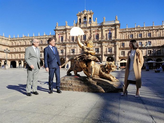 Autoridades en la inauguración de la escultura de Xu Hongfei en la Plaza Mayor de Salamanca.