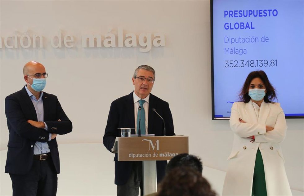 Archivo - El presidente de la Diputación, Francisco Salado, en el centro de la imagen junto a la vicepresidenta primera y alcaldesa de Torremolinos, Margarita del Cid, en una imagen de archivo