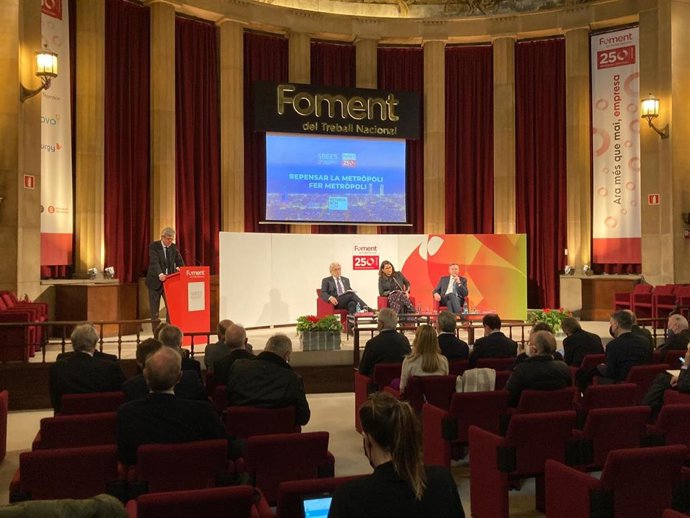 El presidente de Foment del Treball, Josep Sánchez Llibre, el presidente de Agbar, Ángel Simón, y el director de la Societat Barcelonina d'Estudis Econmics i Socials de Foment del Treball, Flix Riera, en un acto en la sede de Foment del Treball